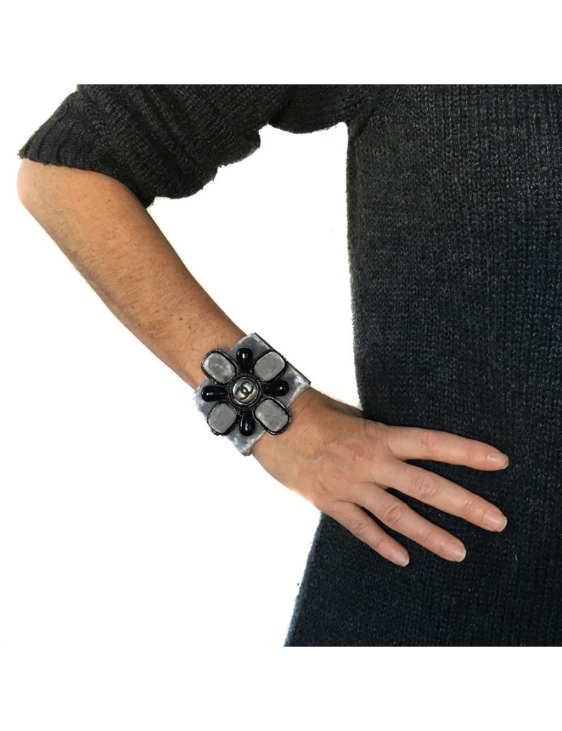 Manchette CHANEL velours gris et pâte de verre