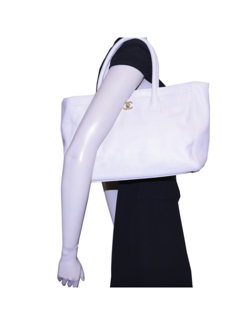CHANEL white grained leather bag