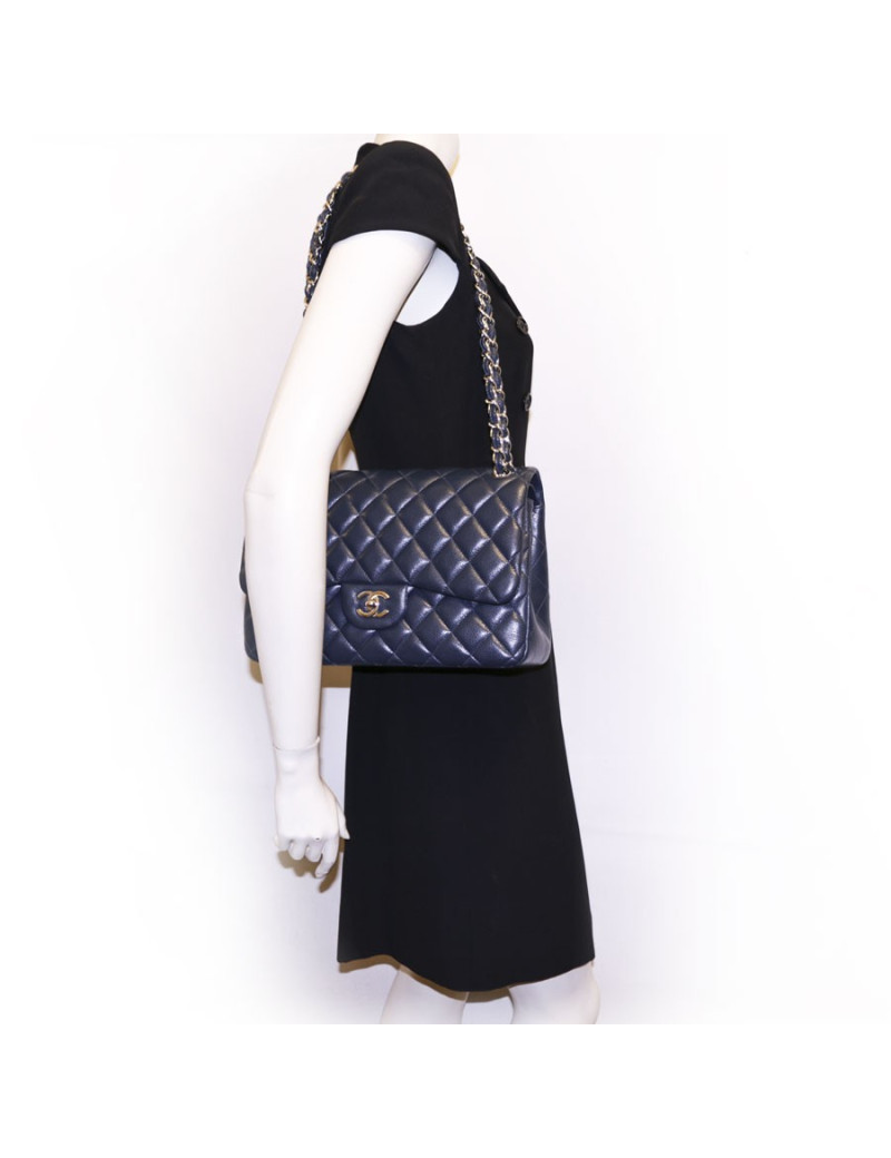 Sac jumbo CHANEL en cuir caviar bleu