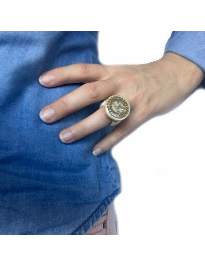 Ring CHANEL T53 cream with inclusions of chains and CC in rhinestone