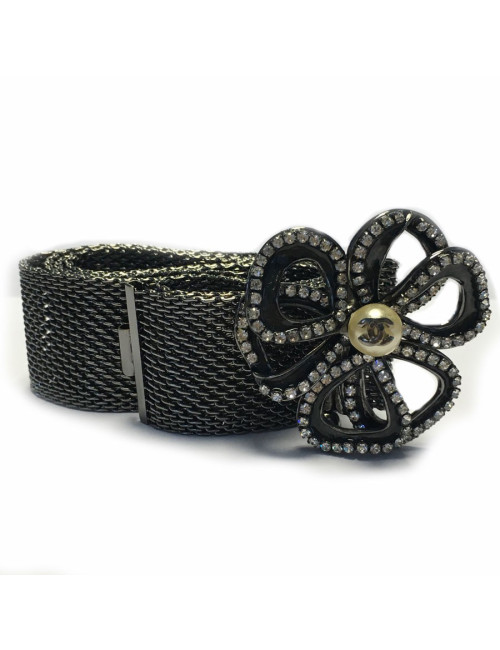 Ceinture CHANEL en maille argent noirci et camélia