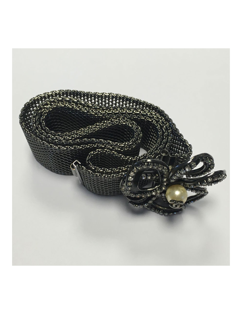 Ceinture CHANEL en maille argent noirci et camélia