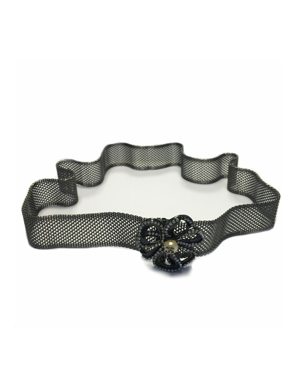 Ceinture CHANEL en maille argent noirci et camélia