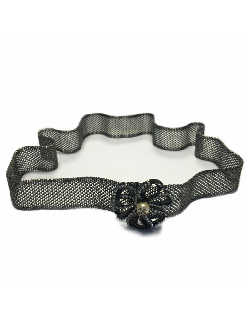 Ceinture CHANEL en maille argent noirci et camélia