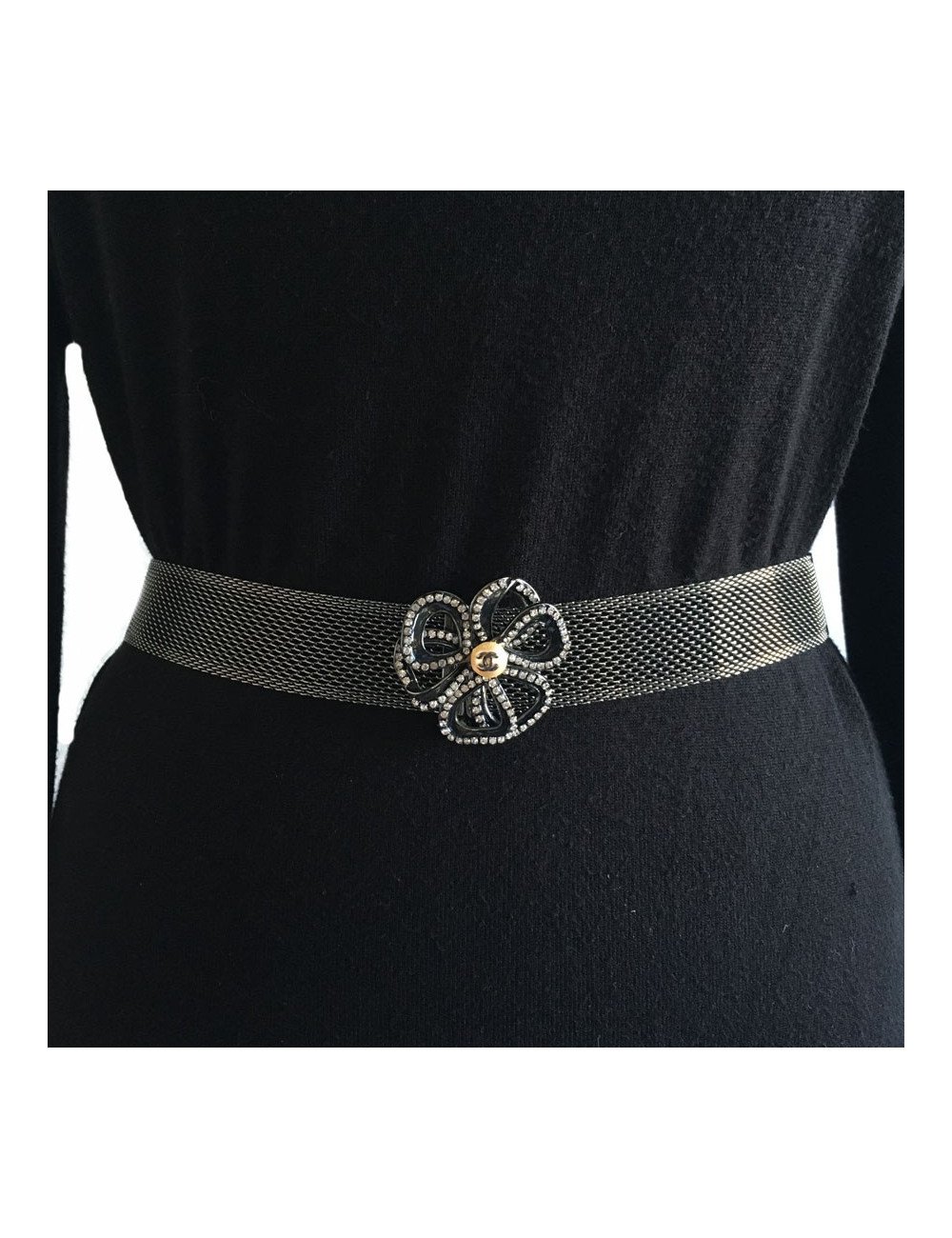 Ceinture CHANEL en maille argent noirci et camélia