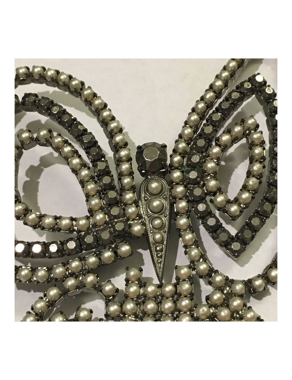 Large pin DIOR Butterfly in ruthenium and Pearly grey pearls