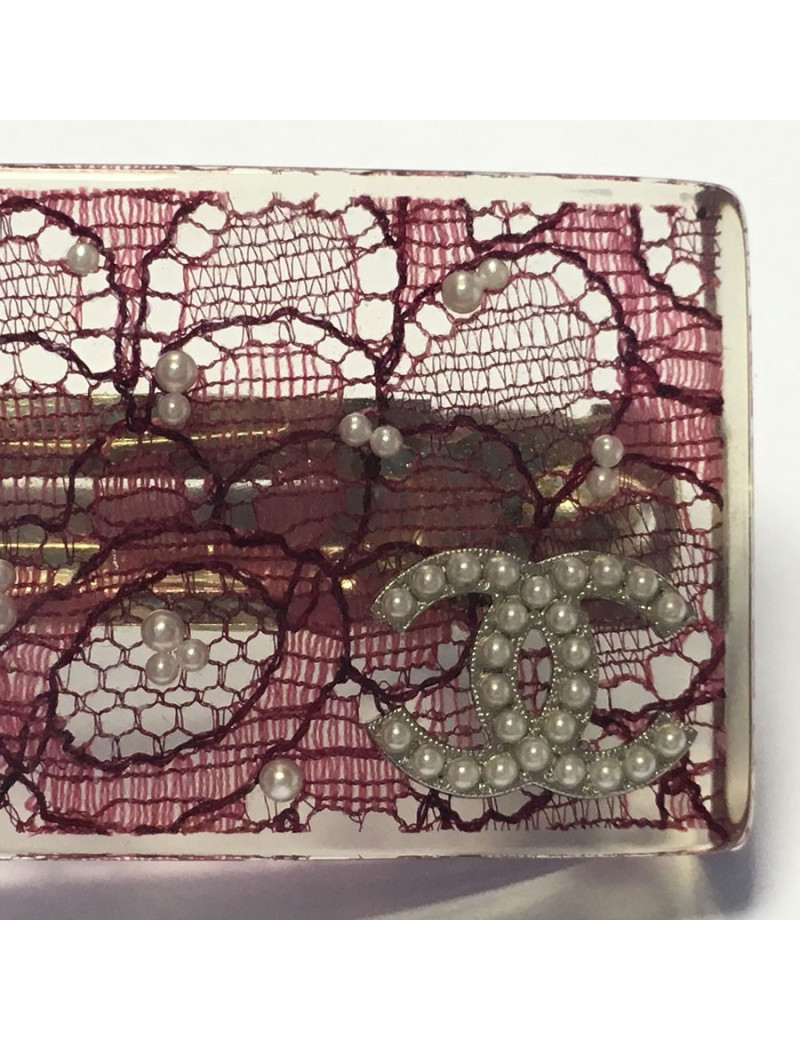 Barrette à cheveux CHANEL inclusion de dentelle rose et perles nacrées