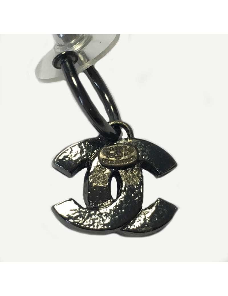 Nails Chanel earrings