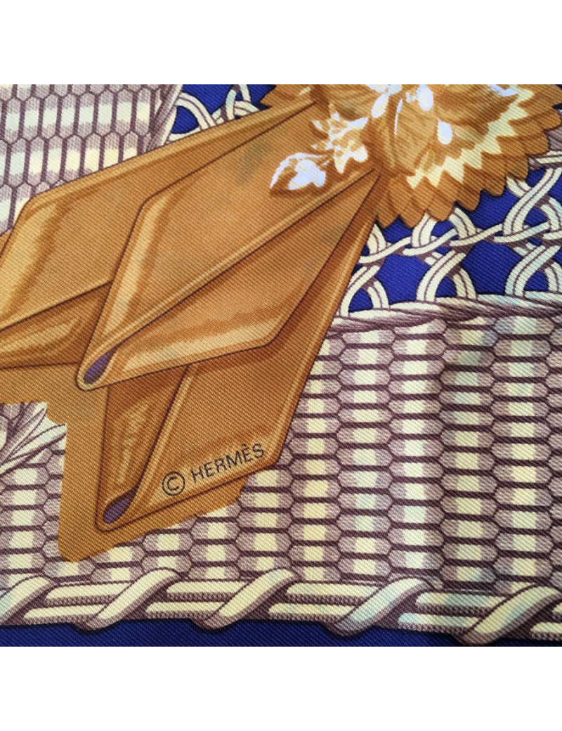 Carré de soie HERMES "Voitures paniers" bleu et or