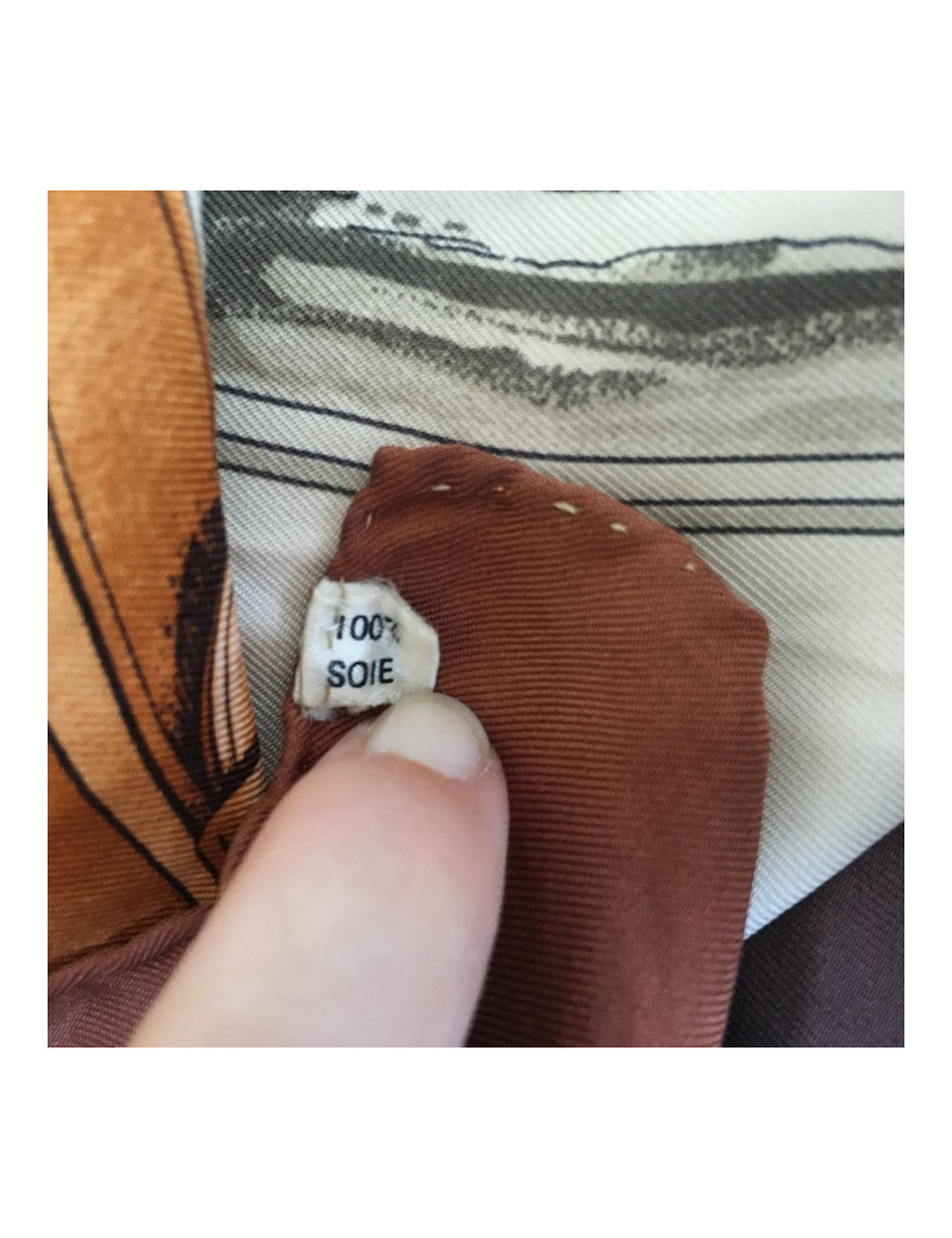  Carré HERMES "Carrick à pompe" en soie marron