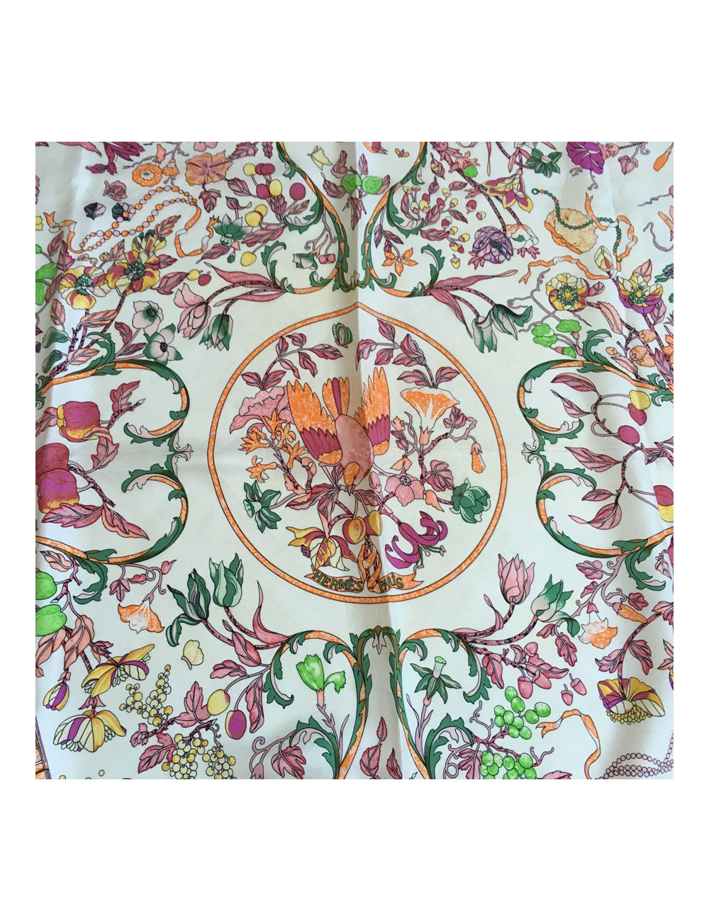  Carré HERMES "Pierres d'Orient et d'Occident" en soie