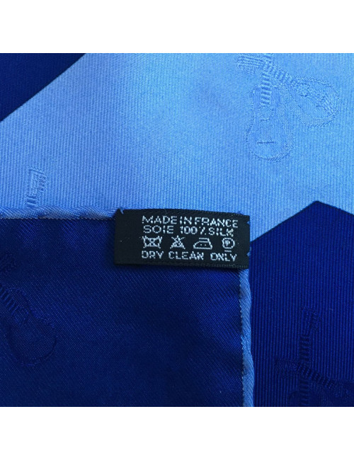  Carré HERMES "Fêtes Vénitiennes" en soie bleue nuit