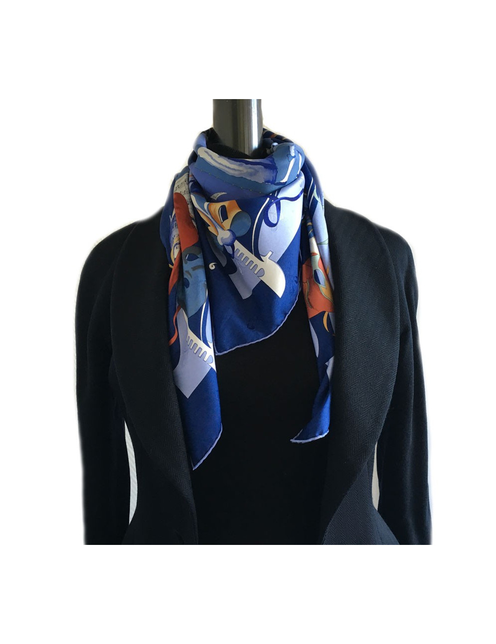  Carré HERMES "Fêtes Vénitiennes" en soie bleue nuit