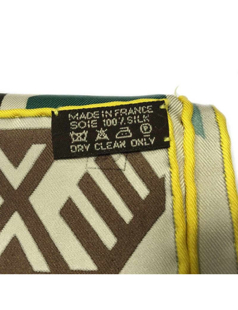 Carré HERMES "WA'KO NI" princesse indienne en soie jaune