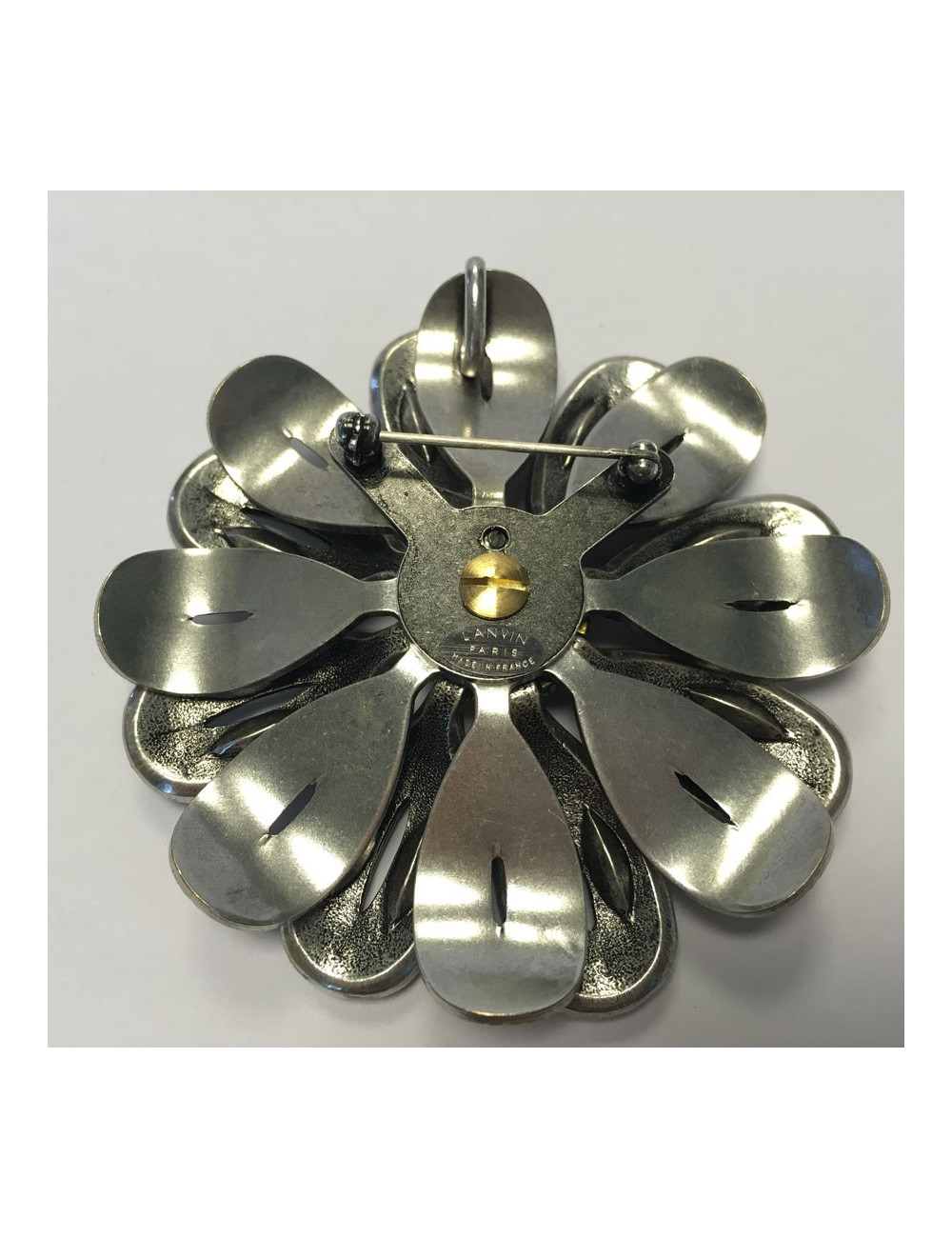Grande broche marguerite LANVIN en métal argenté et strass