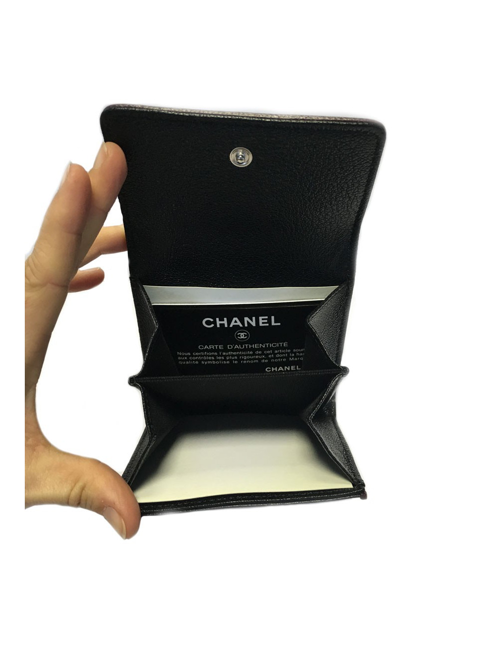 Portefeuille CHANEL en cuir noir tressé et contour bordeaux