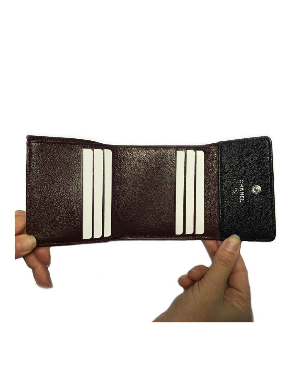 Portefeuille CHANEL en cuir noir tressé et contour bordeaux