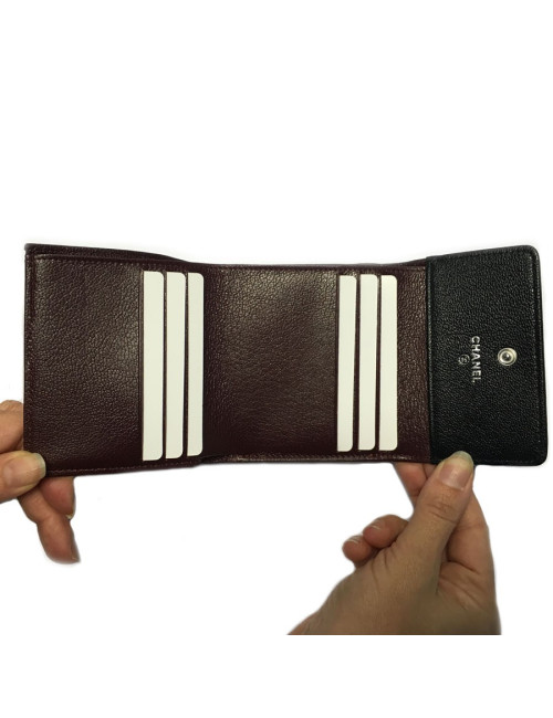 Portefeuille CHANEL en cuir noir tressé et contour bordeaux