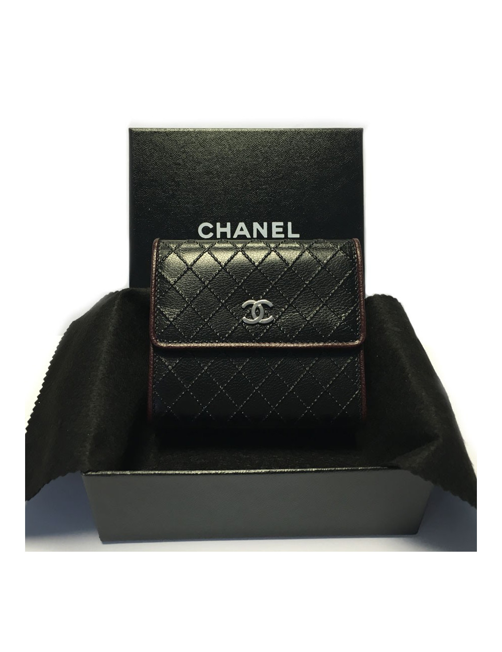 Portefeuille CHANEL en cuir noir tressé et contour bordeaux