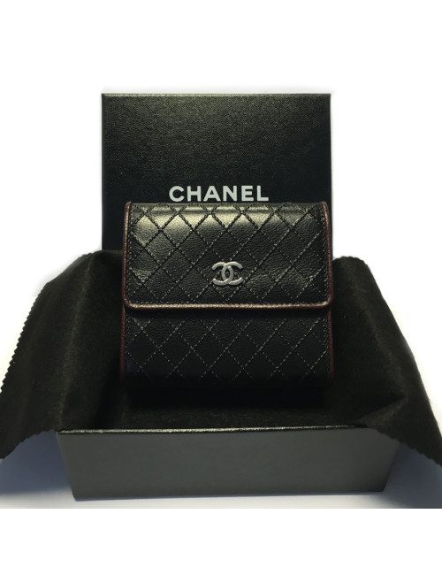 Portefeuille CHANEL en cuir noir tressé et contour bordeaux