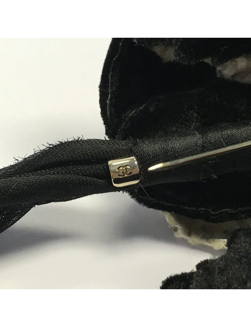 Broche CHANEL en laine et tissus blanc et noir