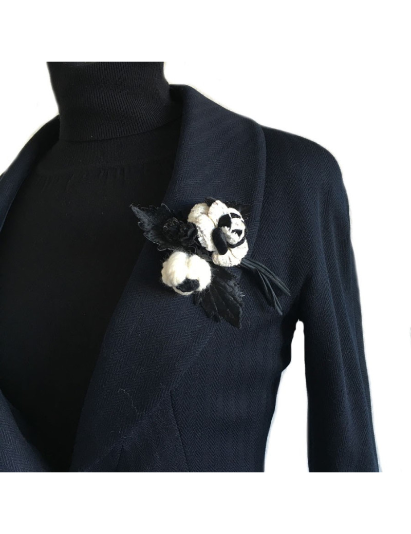 Broche CHANEL en laine et tissus blanc et noir