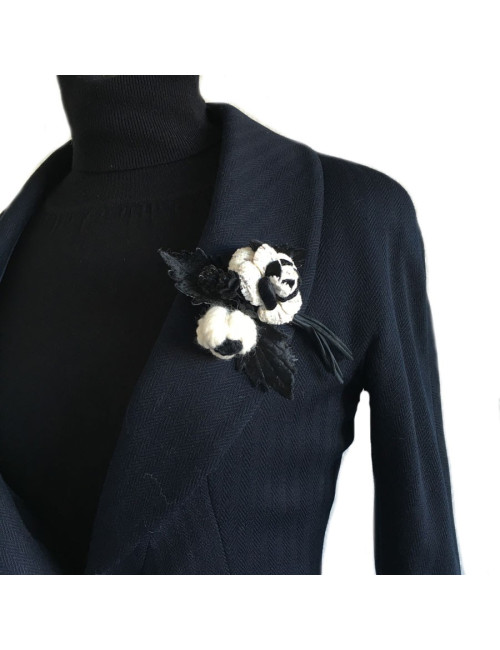 Broche CHANEL en laine et tissus blanc et noir