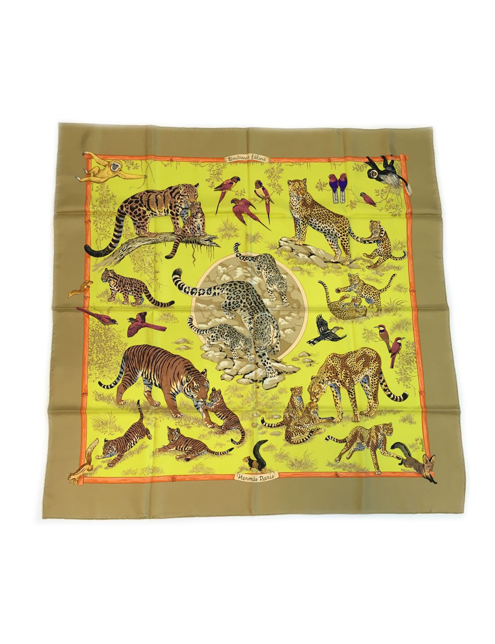 Carré HERMES "tendresse Féline" en soie