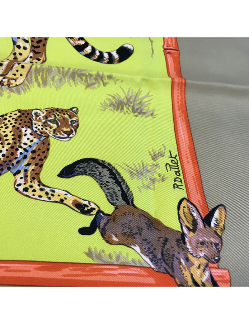 Carré HERMES "tendresse Féline" en soie