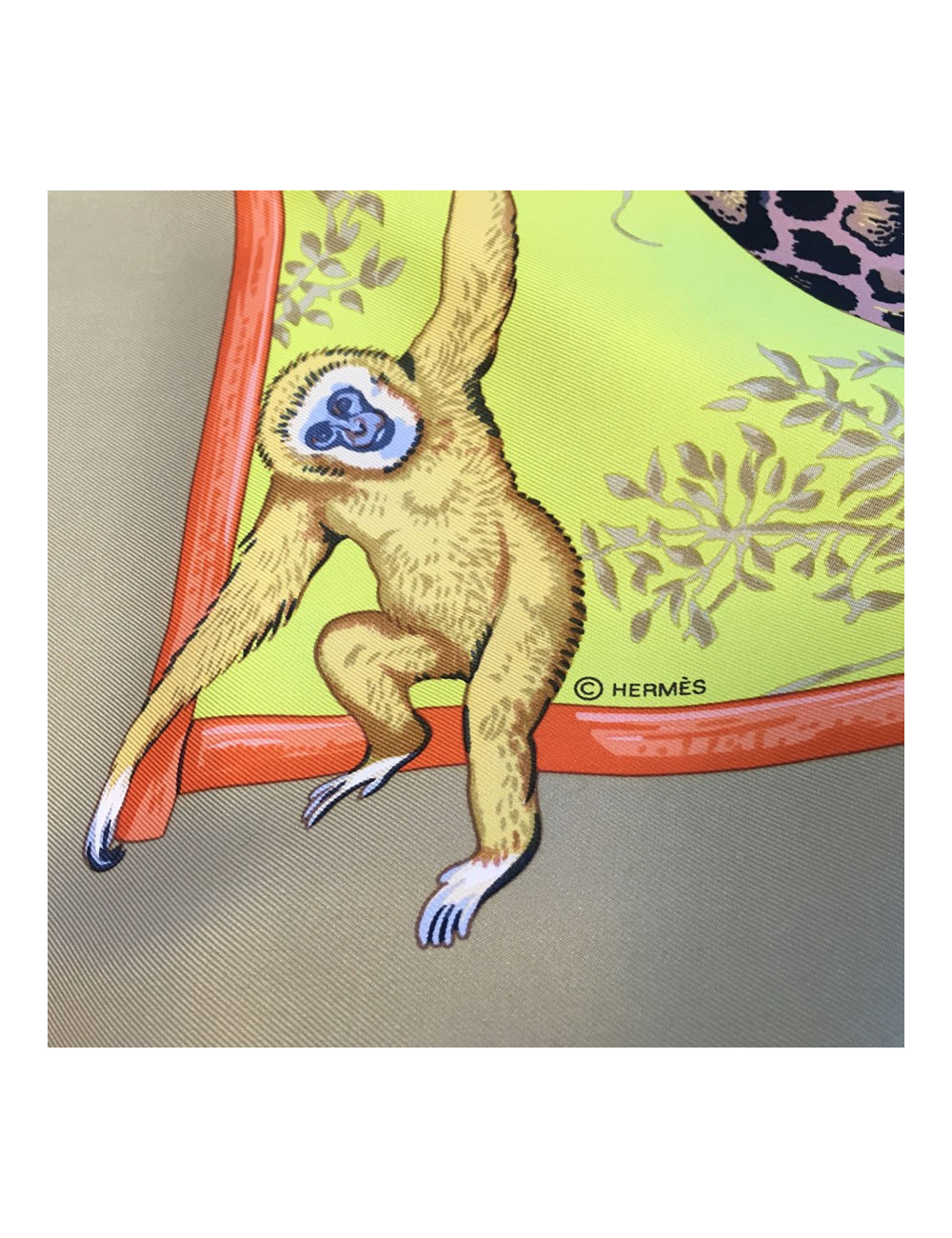 Carré HERMES "tendresse Féline" en soie