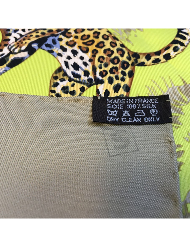 Carré HERMES "tendresse Féline" en soie