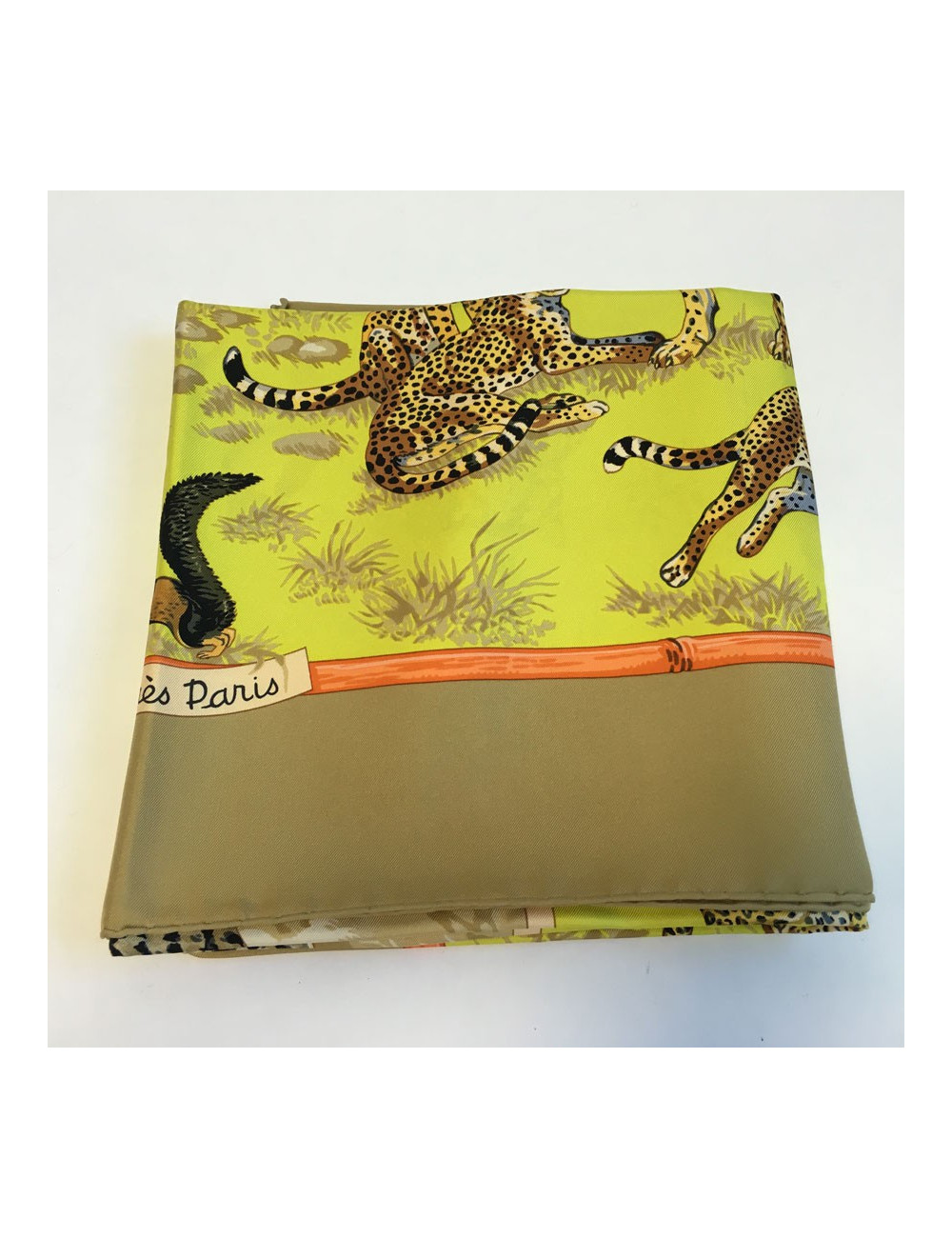 Carré HERMES "tendresse Féline" en soie