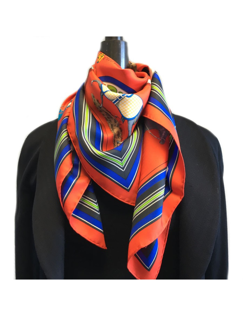 Carré HERMES "Couvertures et tenues de jour pour l'écurie, l'attente et la présentation." en soie rouge