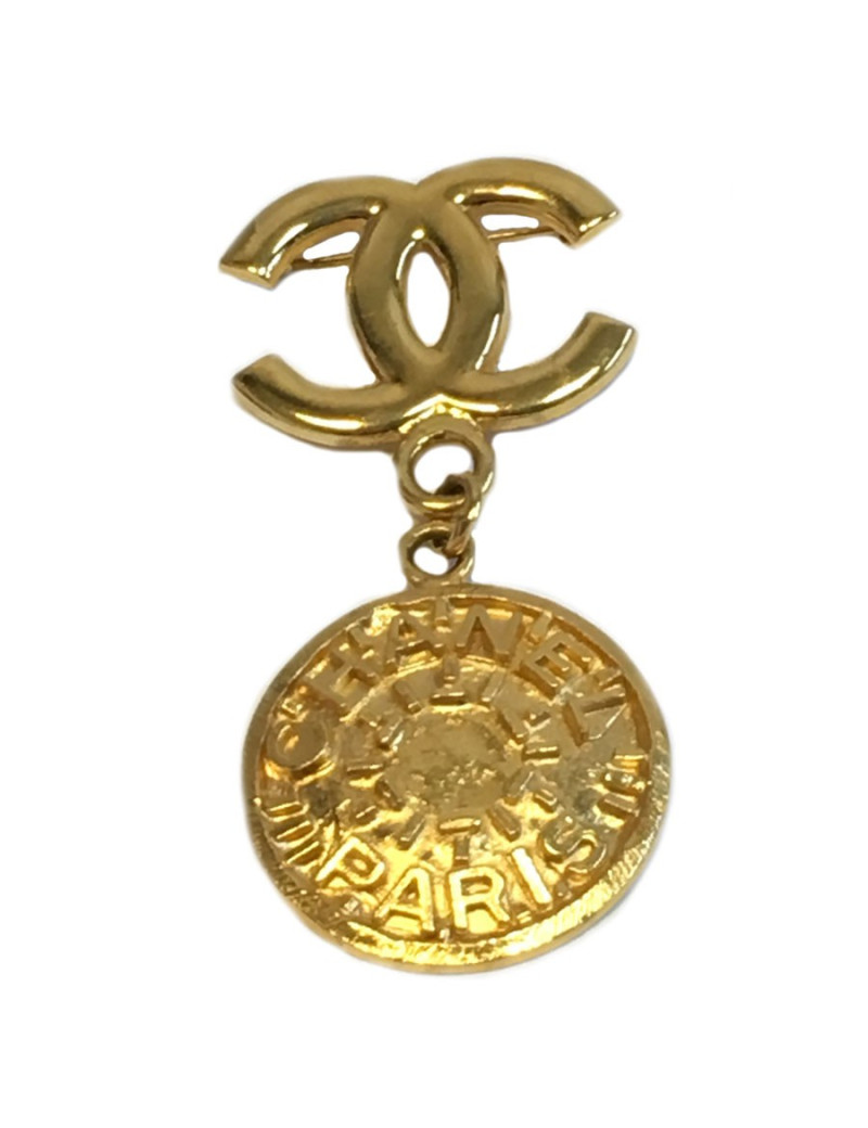 CHANEL CC brooch with a medallion in gilded metal