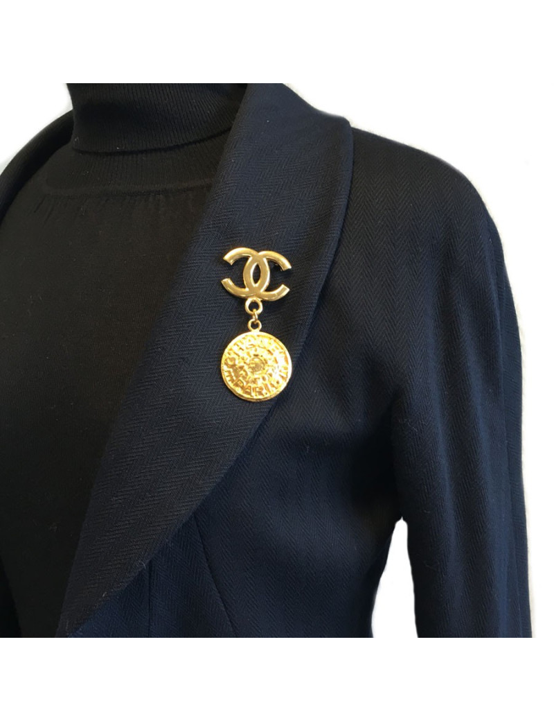 Broche CHANEL CC et pièce en métal doré