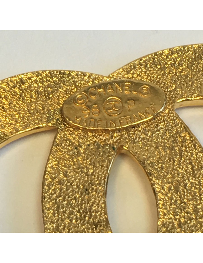 Broche CHANEL CC et pièce en métal doré