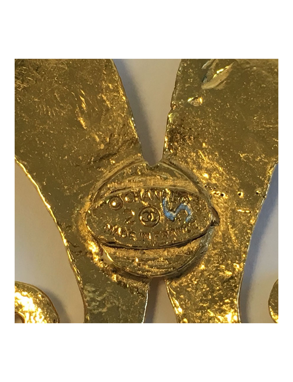 PIN CHANEL in gilded metal, pearls and rhinestones