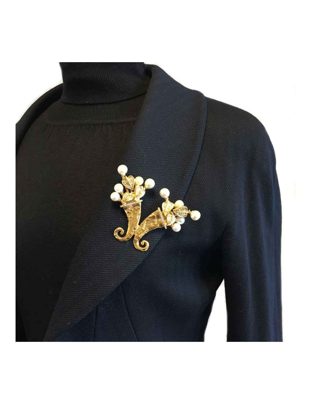 PIN CHANEL in gilded metal, pearls and rhinestones