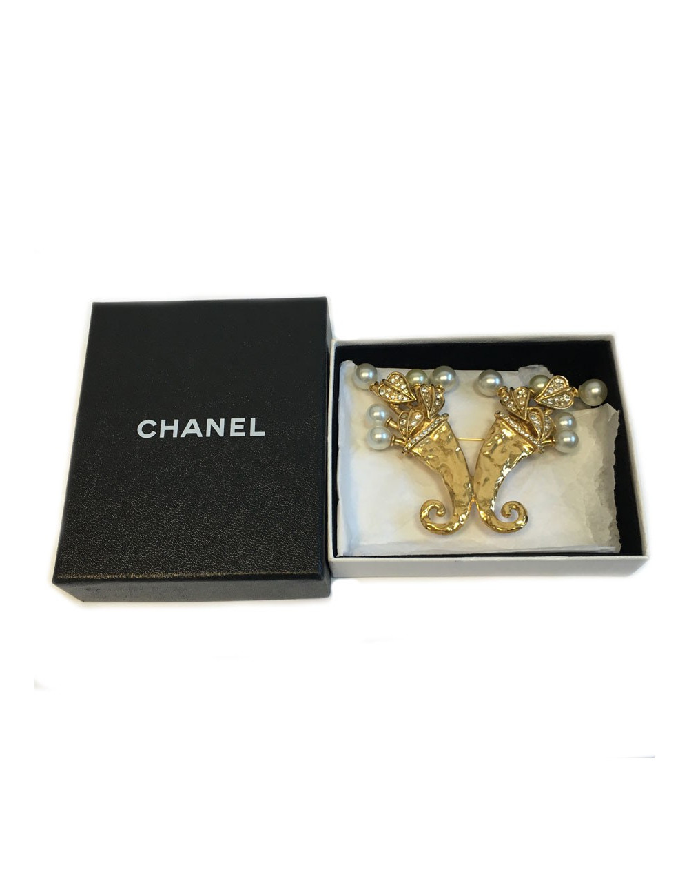 Broche CHANEL en métal doré, perles et strass