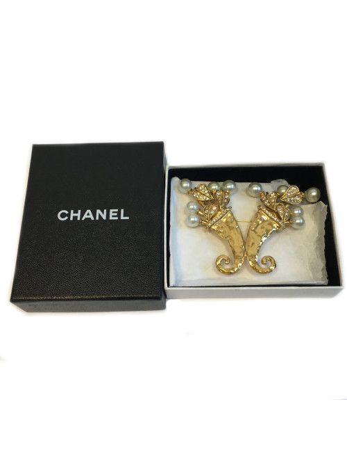 Broche CHANEL en métal doré, perles et strass