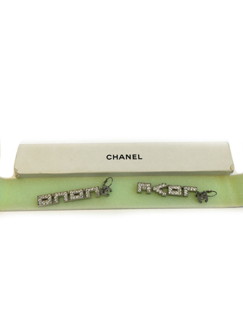 Boucles d'oreille clous pendants "Love Coco" CHANEL en strass