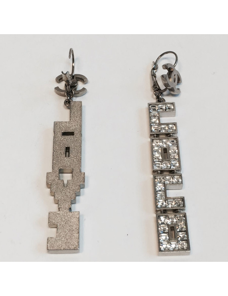 Boucles d'oreille clous pendants "Love Coco" CHANEL en strass