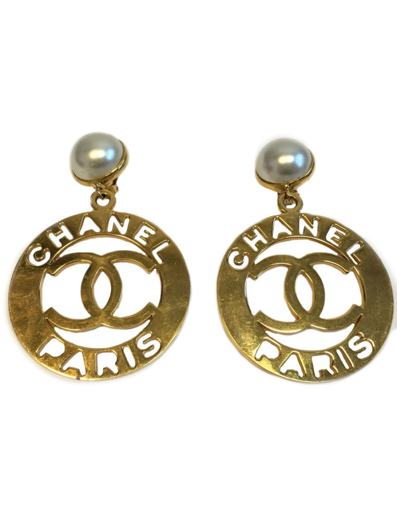 Grandes boucles d'oreille clips CHANEL dorés et demi perle nacrée