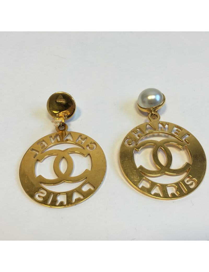 Grandes boucles d'oreille clips CHANEL dorés et demi perle nacrée