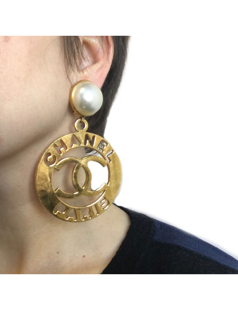 Grandes boucles d'oreille clips CHANEL dorés et demi perle nacrée