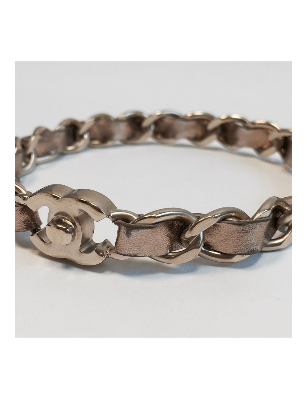 Bracelet CHANEL en métal doré entrelacé de cuir