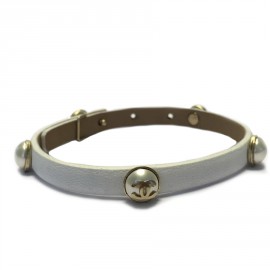 Bracelet CHANEL en cuir blanc et CC sur demi perles nacrées