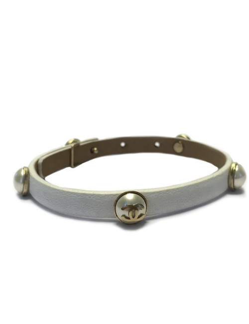 Bracelet CHANEL en cuir blanc et demi perles nacrées