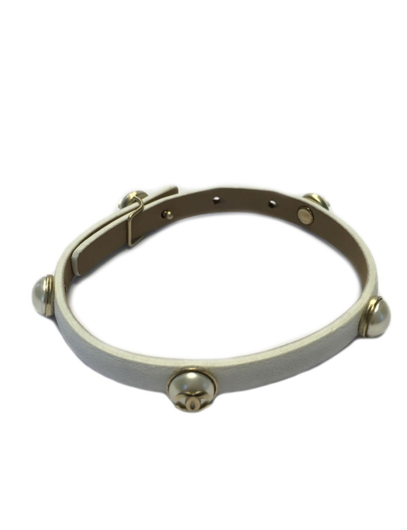 Bracelet CHANEL en cuir blanc et CC sur demi perles nacrées