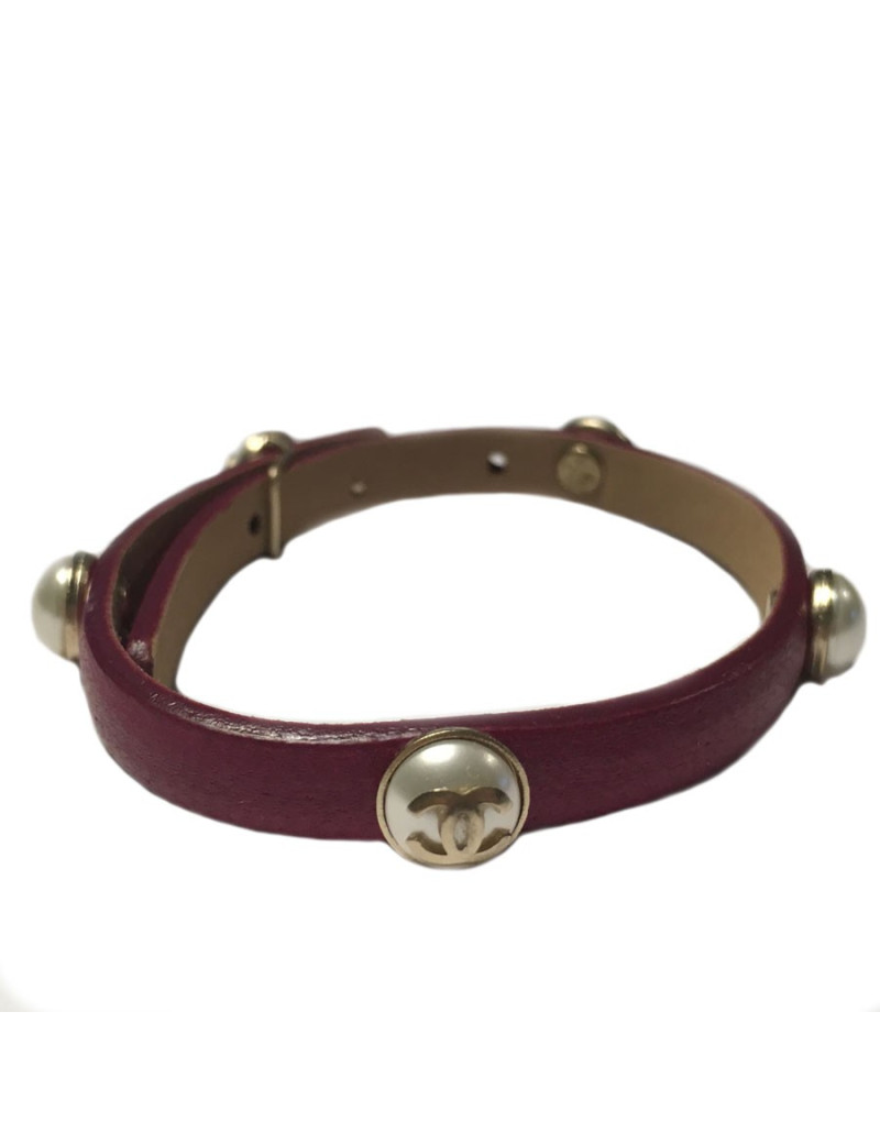 Bracelet CHANEL en cuir fuchsia et demi perles nacrées